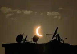 مشهد مهيب .. الكسوف يظهر بوضوح تام ويغطي سماء عاصمة المملكة
